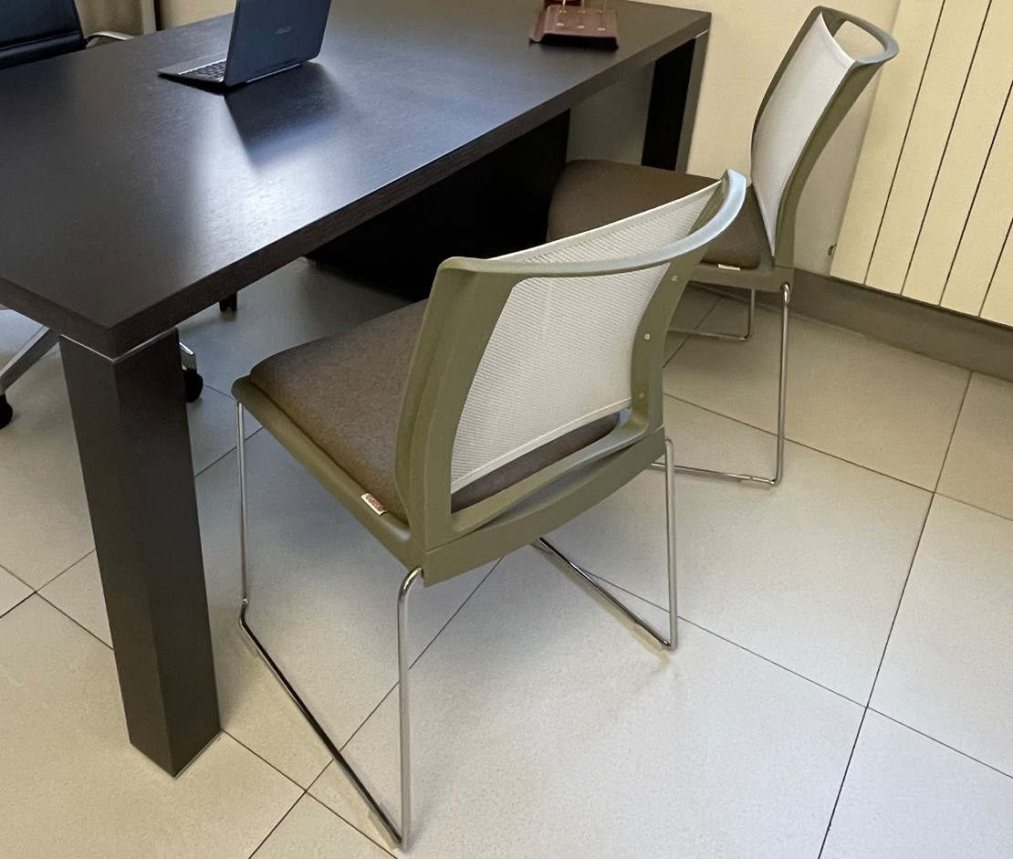 Offerta sedie visitatore con schienale in rete per scrivania